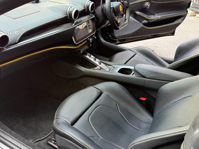 ポルトフィーノM 1オーナー ディーラー車 エクステリアカーボンPKG フロントスポイラーカーボン サイドステップカーボン ディフューザーカーボン イエローキャリパー オプション20インチアルミホイール(37枚目)