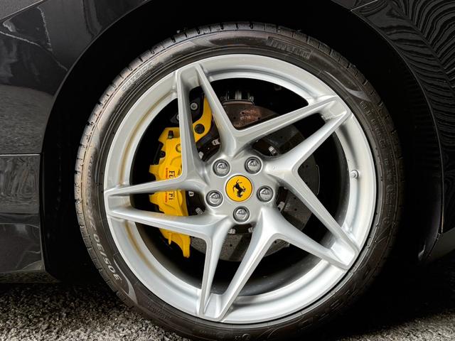 F8スパイダー ディーラー車 左ハンドル 1オーナー イエローキャリパー カーボンサイドエアーダクト カーボンドライブパッケージ LEDハンドル イエローレブカウンター シートイエローセンターライン(25枚目)