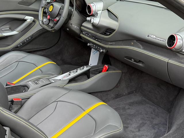 F8スパイダー ディーラー車 左ハンドル 1オーナー イエローキャリパー カーボンサイドエアーダクト カーボンドライブパッケージ LEDハンドル イエローレブカウンター シートイエローセンターライン(31枚目)