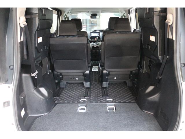 ヴォクシー ＺＳ　煌ＩＩ　☆両側電動スライドドア☆フリップダウンモニター☆二列目キャプテンシート☆ナビテレビ☆バックカメラ☆Ｂｌｕｅｔｏｏｔｈ接続☆三列シート（32枚目）