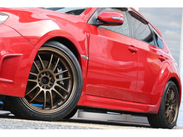 インプレッサ WRX STi ☆6速ミッション☆ナルディステアリング☆4WD☆RAYSボルクレーシングRE30☆5Jigenマフラー☆プッシュスタート&スマートキー☆ETC☆スペアタイヤ☆ナビテレビ(5枚目)
