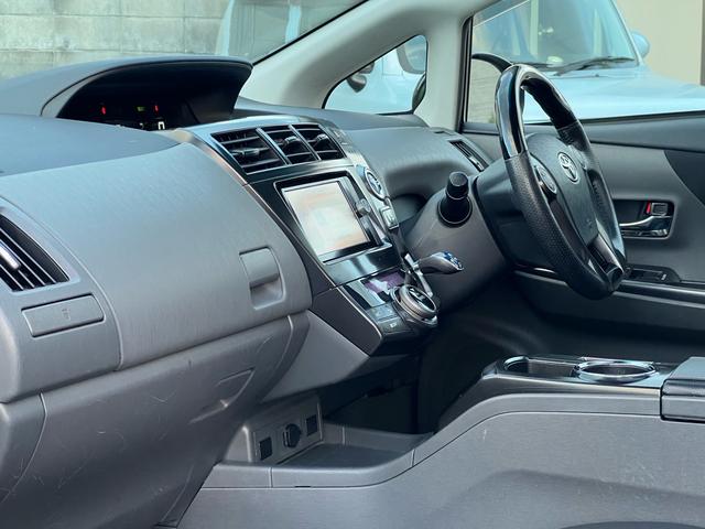 プリウスアルファ Ｇ　チューン　ブラック　パノラマルーフ／モデリスタエアロ／地デジＴＶ／ＥＴＣ／ＬＥＤヘッドライト／ハーフレザーシート（12枚目）