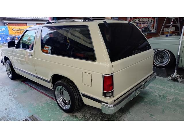 シボレーＳ－１０ブレーザー ベースグレード　２ドア　Ｓ１０ブレーザー　角　スクエアボディ　最終型２ＷＤ　Ｖ６　４．３Ｌ　ＶＯＲＴＥＣエンジン　ローダウン　ＫＭＣクロームホイール　ウッドステアリング　新品タイヤ（4枚目）