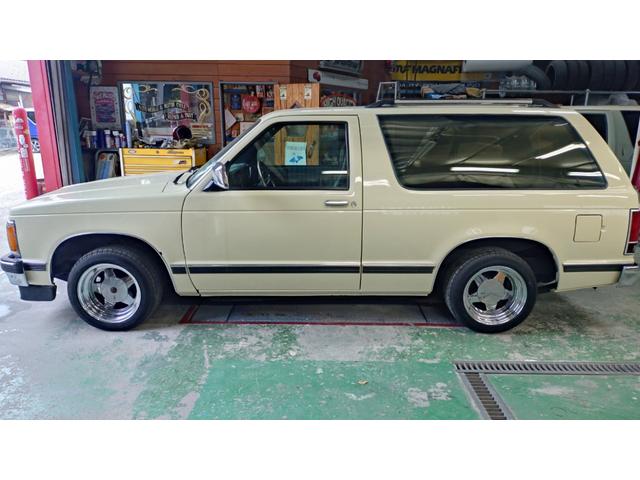 シボレーＳ－１０ブレーザー ベースグレード　２ドア　Ｓ１０ブレーザー　角　スクエアボディ　最終型２ＷＤ　Ｖ６　４．３Ｌ　ＶＯＲＴＥＣエンジン　ローダウン　ＫＭＣクロームホイール　ウッドステアリング　新品タイヤ（5枚目）
