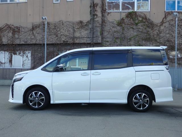 ヴォクシー ＺＳ　煌ＩＩＩ　４ＷＤ　禁煙車　純正１０型ナビ　後席モニター　クルコン　Ｂカメラ　ＥＴＣ　両側パワスラ　禁煙車　ドラレコ　ハーフレザーシート　スマートキーＰスタート　Ａストップ　ＬＥＤオートライト　フォグライト（6枚目）