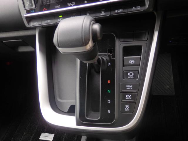 ノア ハイブリッドＳ－Ｚ　禁煙車　４ＷＤ　純正１０型ＤＡ　後席モニター　ＥＴＣ　Ｂカメラ　ワンオーナー車　クルコン　ＬＥＤオートライト　フォグライト　両側パワスラ　ステリモ　ハーフレザーシート　Ｆ席シートヒーター（13枚目）