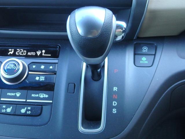 フリード Gサイドリフトアップシート 4人乗り 4WD車 社外ナビ ETC ドラレコ前後 Bカメラ クルコン スマートキーPスタート 両側パワスラ Aストップ F席シートヒーター Rサンシェード 衝突軽減 オートエアコン LEDオートライト(13枚目)