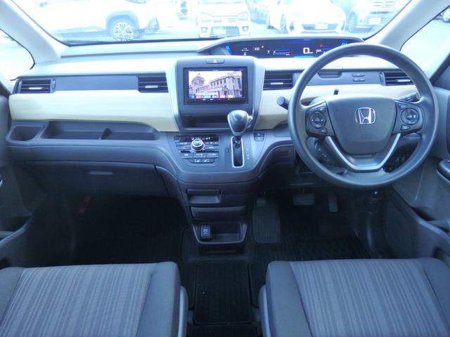 フリード Gサイドリフトアップシート 4人乗り 4WD車 社外ナビ ETC ドラレコ前後 Bカメラ クルコン スマートキーPスタート 両側パワスラ Aストップ F席シートヒーター Rサンシェード 衝突軽減 オートエアコン LEDオートライト(17枚目)