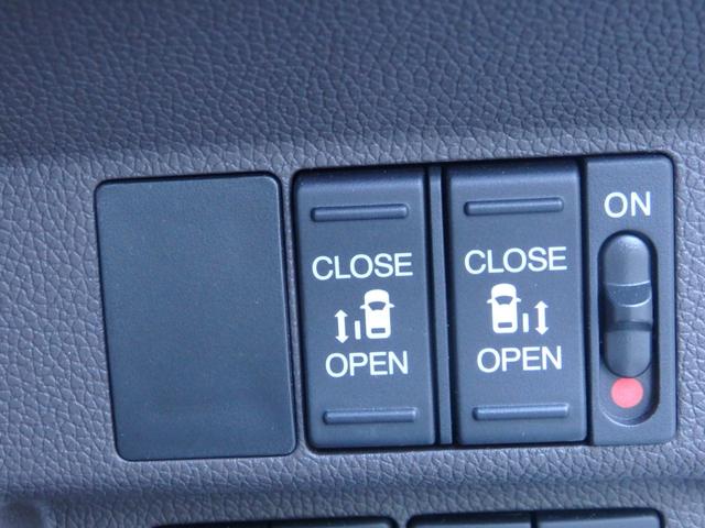 フリード Gサイドリフトアップシート 4人乗り 4WD車 社外ナビ ETC ドラレコ前後 Bカメラ クルコン スマートキーPスタート 両側パワスラ Aストップ F席シートヒーター Rサンシェード 衝突軽減 オートエアコン LEDオートライト(33枚目)