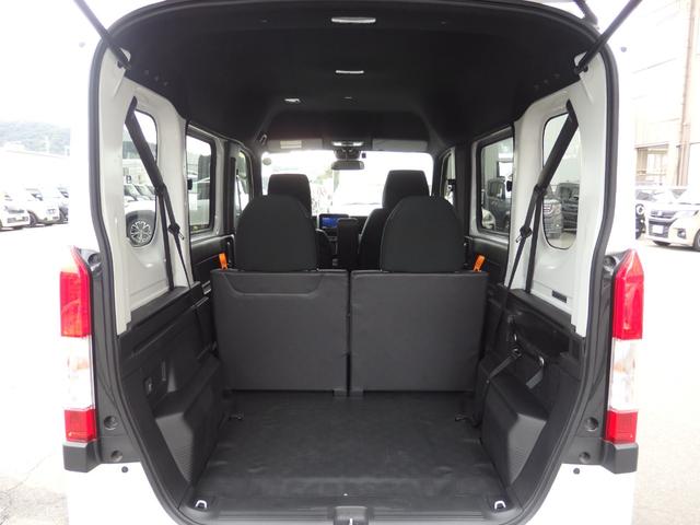 見た目以上に広く使えるトランクルームです。後部座席はリクライニング可能で、さらに前方向に倒すことができますので、さらに大きな荷物や長い荷物も積み込みができます。