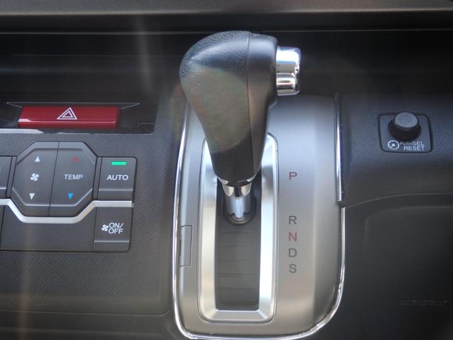 ステップワゴンスパーダ Ｚ　買取車両　純正ＨＤＤナビ　ＤＶＤ　ＣＤ　ＲＥＣ　ワンセグ　ＥＴＣ　Ｂカメラ　アルパイン製フリップダウンモニター　両側パワスラドア　パドルシフト　ＨＩＤライト　レザー調シートカバー　純正１６ＡＷ（13枚目）