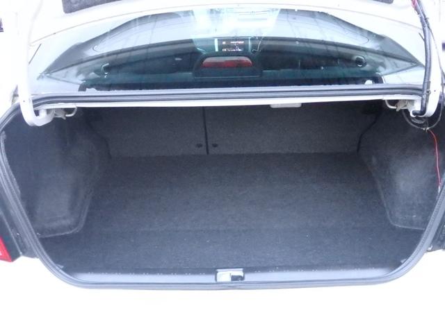 見た目以上に広く使えるトランクルームです。後部座席はリクライニング可能で、さらに前方向に倒すことができますので、さらに大きな荷物や長い荷物も積み込みができます。