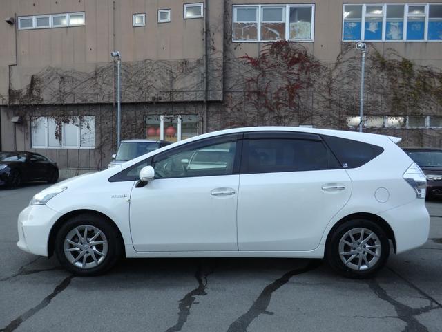 プリウスアルファ Ｓ　チューン　ブラック　ＡＬＰＩＮＥ９型ナビ　後席Ｍ　Ｂカメラ　ＥＴＣ　スマートキーＰスタート　オートエアコン　ウィンカー付き電格ミラー　ＨＩＤオートライト　フォグライト　ヘッドライトレベライザー　パワーウィンドウ（6枚目）