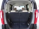 見た目以上に広く使えるトランクルームです。後部座席はリクライニング可能で、さらに前方向に倒すことができますので、さらに大きな荷物や長い荷物も積み込みができます。