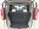 見た目以上に広く使えるトランクルームです。後部座席はリクライニング可能で、さらに前方向に倒すことができますので、さらに大きな荷物や長い荷物も積み込みができます。
