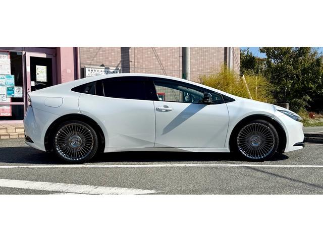 プリウス Ｚ　ＰＨＥＶ　ダウンサス　２０インチ社外ホイール　当社デモカー　禁煙車　純正１２型ナビ　全周囲モニター　デジタルインナーミラー　電動リアゲート（4枚目）
