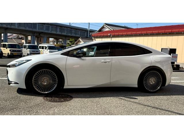 プリウス Ｚ　ＰＨＥＶ　ダウンサス　２０インチ社外ホイール　当社デモカー　禁煙車　純正１２型ナビ　全周囲モニター　デジタルインナーミラー　電動リアゲート（5枚目）