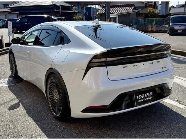 プリウス Ｚ　ＰＨＥＶ　ダウンサス　２０インチ社外ホイール　当社デモカー　禁煙車　純正１２型ナビ　全周囲モニター　デジタルインナーミラー　電動リアゲート（9枚目）