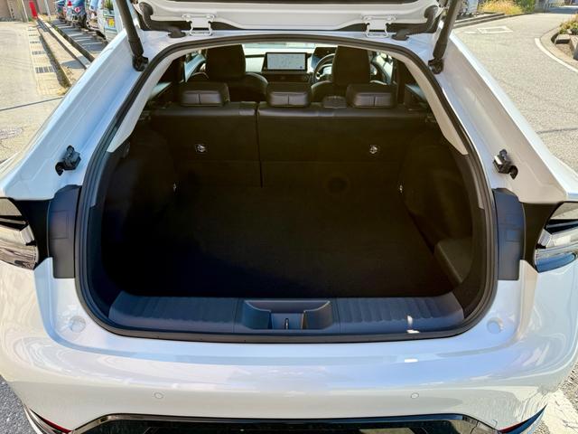 プリウス Ｚ　ＰＨＥＶ　ダウンサス　２０インチ社外ホイール　当社デモカー　禁煙車　純正１２型ナビ　全周囲モニター　デジタルインナーミラー　電動リアゲート（18枚目）