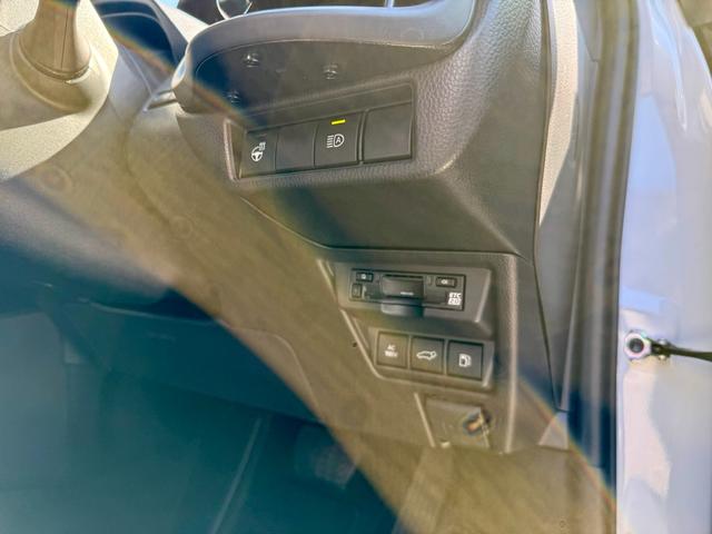 プリウス Ｚ　ＰＨＥＶ　ダウンサス　２０インチ社外ホイール　当社デモカー　禁煙車　純正１２型ナビ　全周囲モニター　デジタルインナーミラー　電動リアゲート（24枚目）