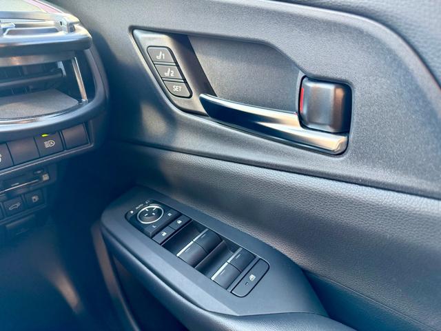 プリウス Ｚ　ＰＨＥＶ　ダウンサス　２０インチ社外ホイール　当社デモカー　禁煙車　純正１２型ナビ　全周囲モニター　デジタルインナーミラー　電動リアゲート（25枚目）