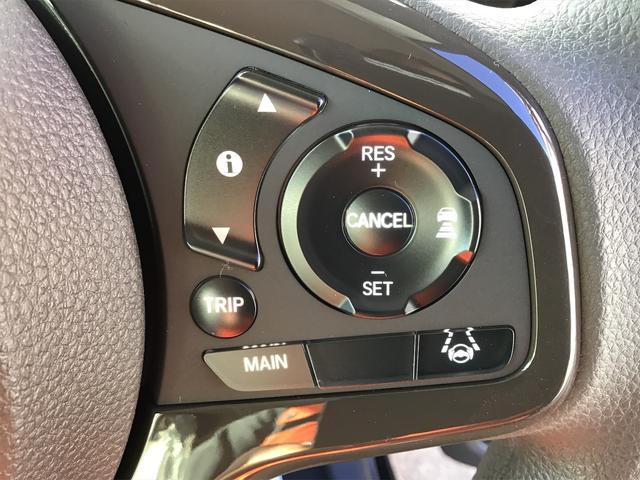 ハンドルの擦れもなく非常にきれいですよ♪目線を大きくそらすことなくボタンの操作を行うことができるので、安全にも配慮できますね。