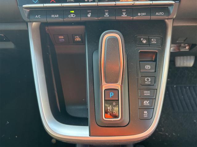 ノア ハイブリッドＳ－Ｚ　バックカメラ　ナビ　オートクルーズコントロール　レーンアシスト　パークアシスト　衝突被害軽減システム　両側電動スライドドア　オートマチックハイビーム　オートライト　ＬＥＤヘッドランプ　電動リアゲート（6枚目）