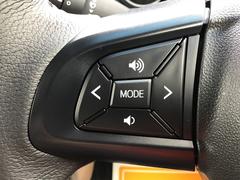 自ら操るハンドル！ドライバーの生命線です。目線を大きくそらすことなくボタンの操作を行うことができるので、安全にも配慮できますね。 4