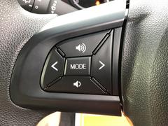 自ら操るハンドル！ドライバーの生命線です。目線を大きくそらすことなくボタンの操作を行うことができるので、安全にも配慮できますね。 7