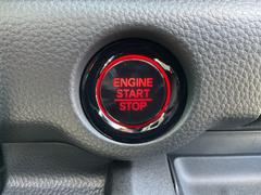 キーを携帯しているだけで、エンジンの始動が可能な装備です。プッシュスタートですのでエンジンの始動もボタンを押すだけです 6