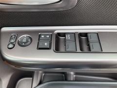 パワーウィンドウのスイッチですよ。運転席に居ながら窓を開け閉めのコントロールできますよ。 6