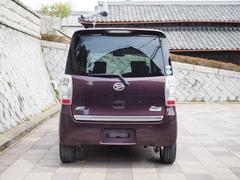 当店の在庫車はクリーニング業者任せにするのではなく、入庫後自分たちで一台一台徹底して内装のクリーニングを行います。取れにくい内装汚れやホイール、外装なども可能な限りピッカピカに仕上げております。 5