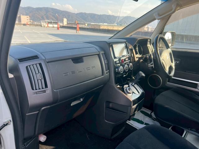 デリカＤ：５ Ｄ　パワーパッケージ　全塗装・オリジナルツートンカラー・新品ブロックタイヤ・ビルトインＥＴＣ・クルーズコントロール・両側パワースライドドア・ＢｌｕｅｔｏｏｔｈＡｕｄｉｏ対応・後部座席モニター・バックカメラ・地デジ対応ナビ（77枚目）