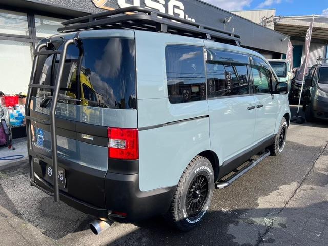 デリカＤ：５ Ｄ　パワーパッケージ　全塗装・オリジナルツートンカラー・角目キット・新品アルミホイール・新品ブロックタイヤ・ルーフキャリア・サイドステップ・ビルトインＥＴＣ・クルーズコントロール・両側パワースライドドア・後部座席モニター・（5枚目）