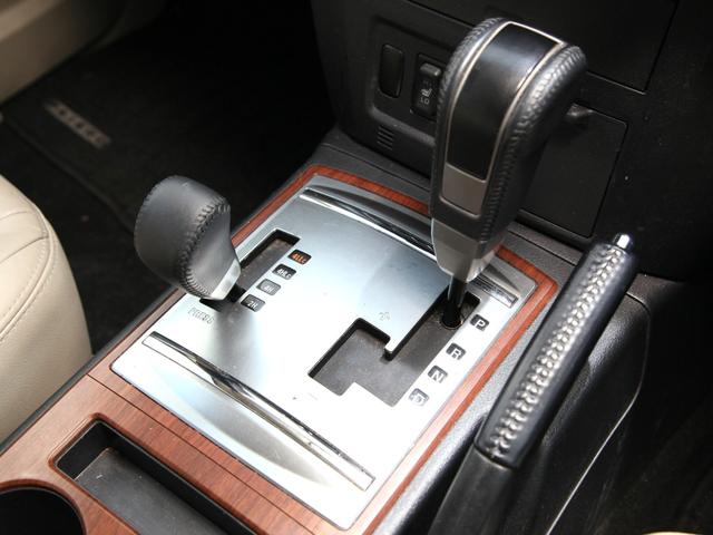 パジェロ ロング スーパーエクシード 純正ナビ/ロックフォードスピーカー/バックカメラ/ETC/シートヒーター/パワーシート/ベージュ革シート/サンルーフ/社外AW(9枚目)