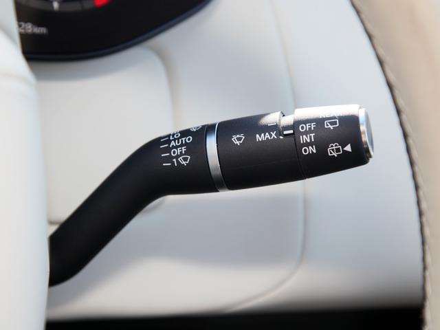 レンジローバー ＨＳＥ　Ｐ５３０　ロングホイールベース　純正ナビ／Ｂカメラ／３６０°カメラ／電動サイドステップ／ガラスルーフ／ＭＥＲＩＤＩＡＮスピーカー／デジタルインナーミラー／黒革シート／シートヒーター／エアシート／ＨＵＤ／ＢＳＭ／リアモニター（17枚目）