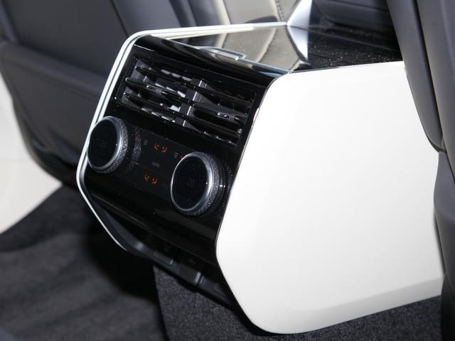 レンジローバー ＨＳＥ　Ｐ５３０　ロングホイールベース　純正ナビ／Ｂカメラ／３６０°カメラ／電動サイドステップ／ガラスルーフ／ＭＥＲＩＤＩＡＮスピーカー／デジタルインナーミラー／黒革シート／シートヒーター／エアシート／ＨＵＤ／ＢＳＭ／リアモニター（24枚目）