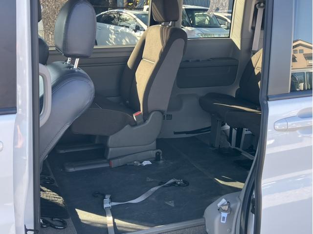 ステップワゴン Ｇ　ホンダセンシング　車いす仕様車　２列目乗車タイプ　車椅子仕様車・スロープ・電動ウインチ・車椅子固定ベルト・ギャザーズ１０インチナビ・バックカメラ・フルセグＴＶ・ホンダセンシング・両側電動スライドドア・ＥＴＣ・ステアリングリモコン（11枚目）