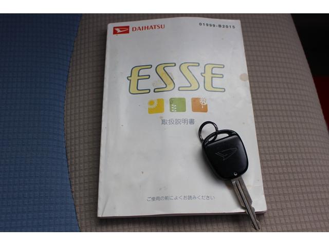 エッセ Ｌ　ブルーツートンカラーシート　社外１３インチアルミホイール　キーレス　純正セキュリティーアラーム　集中ドアロック　パワーウィンドウ　純正ＣＤ／ＡＭＦＭラジオ　タイミングチェーンエンジン　衝突安全ボディー（20枚目）