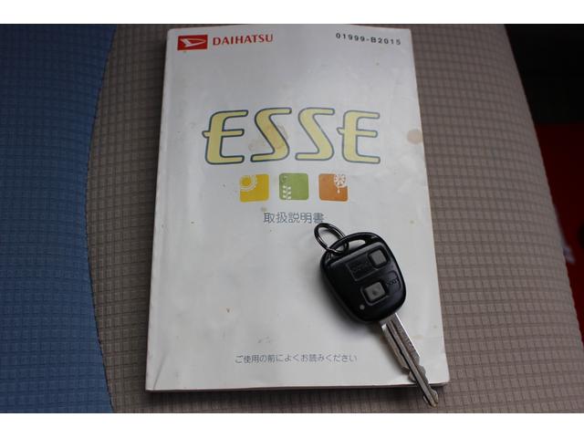 Ｌ　ブルーツートンカラーシート　社外１３インチアルミホイール　キーレス　純正セキュリティーアラーム　集中ドアロック　パワーウィンドウ　純正ＣＤ／ＡＭＦＭラジオ　タイミングチェーンエンジン　衝突安全ボディー(21枚目)