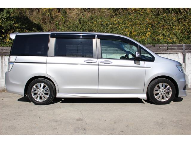 ステップワゴンスパーダ Ｚ　両側パワースライドドア　スマートキー　後席フィリップダウンモニター　オートライト　ＨＩＤヘッドライト　純正エアロパーツ　パドルシフト　純正ナビ　ワンセグＴＶ　ＣＤ録音　ＤＶＤ　ＥＴＣ　バックカメラ（8枚目）