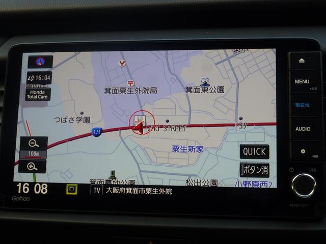 フィット ｅ：ＨＥＶホーム　弊社元試乗車　９インチ純正ナビ　パーキングセンサー　ＥＴＣ　バックカメラ　ＬＥＤヘッドライト　革巻きステアリング　ＣＤ／ＤＶＤ　ＥＴＣ　フルセグ　Ｂｌｕｅｔｏｏｔｈ　ＵＳＢ　ミュージックラック（3枚目）
