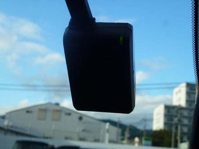 フィット ｅ：ＨＥＶホーム　弊社元試乗車　９インチ純正ナビ　パーキングセンサー　ＥＴＣ　バックカメラ　ＬＥＤヘッドライト　革巻きステアリング　ＣＤ／ＤＶＤ　ＥＴＣ　フルセグ　Ｂｌｕｅｔｏｏｔｈ　ＵＳＢ　ミュージックラック（5枚目）