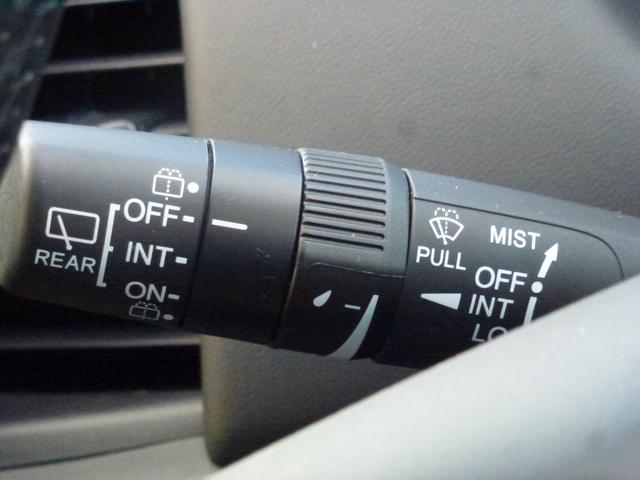 フィット ｅ：ＨＥＶホーム　弊社元試乗車　９インチ純正ナビ　パーキングセンサー　ＥＴＣ　バックカメラ　ＬＥＤヘッドライト　革巻きステアリング　ＣＤ／ＤＶＤ　ＥＴＣ　フルセグ　Ｂｌｕｅｔｏｏｔｈ　ＵＳＢ　ミュージックラック（23枚目）