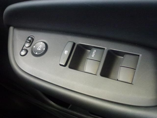 フィット ｅ：ＨＥＶホーム　弊社元試乗車　９インチ純正ナビ　パーキングセンサー　ＥＴＣ　バックカメラ　ＬＥＤヘッドライト　革巻きステアリング　ＣＤ／ＤＶＤ　ＥＴＣ　フルセグ　Ｂｌｕｅｔｏｏｔｈ　ＵＳＢ　ミュージックラック（26枚目）