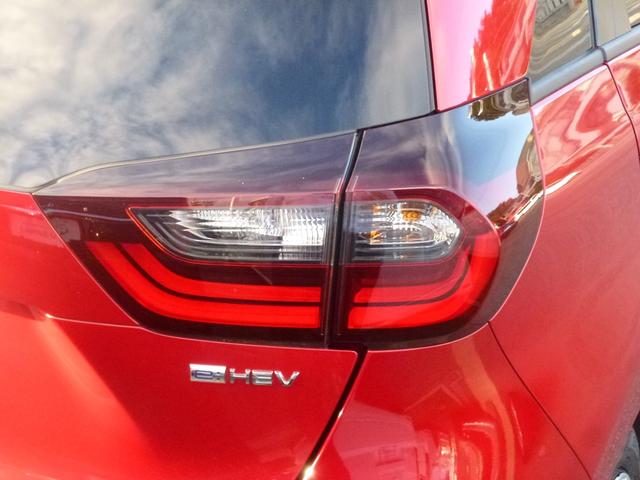 フィット ｅ：ＨＥＶホーム　弊社元試乗車　９インチ純正ナビ　パーキングセンサー　ＥＴＣ　バックカメラ　ＬＥＤヘッドライト　革巻きステアリング　ＣＤ／ＤＶＤ　ＥＴＣ　フルセグ　Ｂｌｕｅｔｏｏｔｈ　ＵＳＢ　ミュージックラック（35枚目）