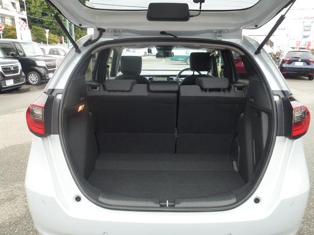 フィット ｅ：ＨＥＶホーム　当社元試乗車　工場オプションコネクトナビ搭載　フルセグＴＶ　ＢＴＡ　ＬＥＤヘツドライト　ホンダ純正前後ドライブレコーダー　サイドエアバッグ　サイドカーテンエアバッグ　ＵＳＢ接続　コンビシート　禁煙車（21枚目）