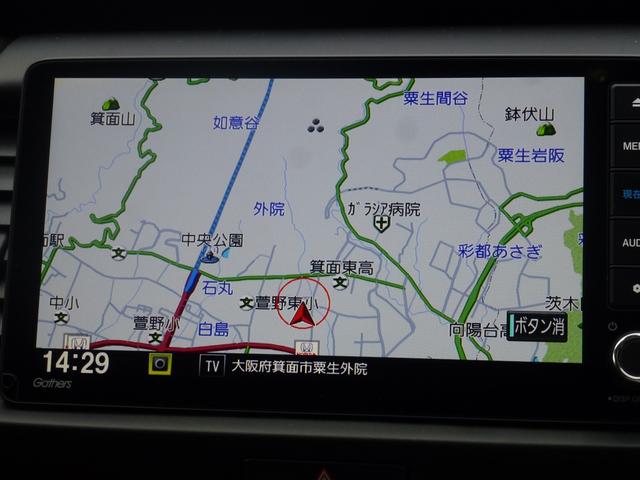 フィット ｅ：ＨＥＶホーム　ギャザズ９インチナビゲーション、ＣＤ／ＤＶＤ、フルセグＴＶ、Ｍラック、ＢＴＭ、ＵＳＢ、ＥＴＣ、ＬＥＢヘッドライト、サイドエアバッグ、サイドカーテンエアバッグ、革巻ハンドル、コンビシート、禁煙車（21枚目）