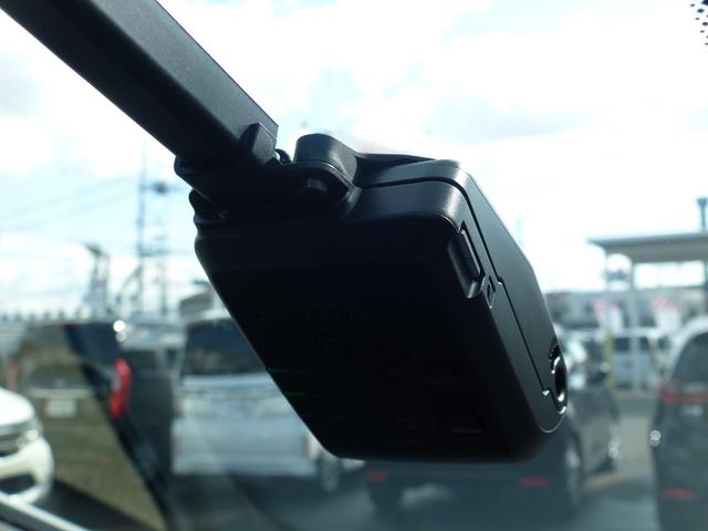 フィット ｅ：ＨＥＶホーム　弊社元レンタカー　純正ドラレコ前後　純正ナビ　パーキングセンサー　ＥＴＣ２．０　サイドカーテンエアバック　ＬＥＤヘッドライト　バックカメラ　Ｂｌｕｅｔｏｏｔｈａｕｄｉｏ（3枚目）