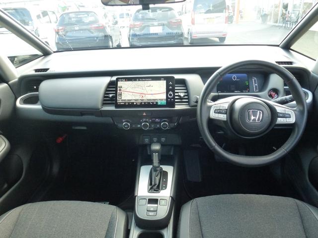 フィット ｅ：ＨＥＶホーム　弊社元レンタカー　純正ドラレコ前後　純正ナビ　パーキングセンサー　ＥＴＣ２．０　サイドカーテンエアバック　ＬＥＤヘッドライト　バックカメラ　Ｂｌｕｅｔｏｏｔｈａｕｄｉｏ（4枚目）